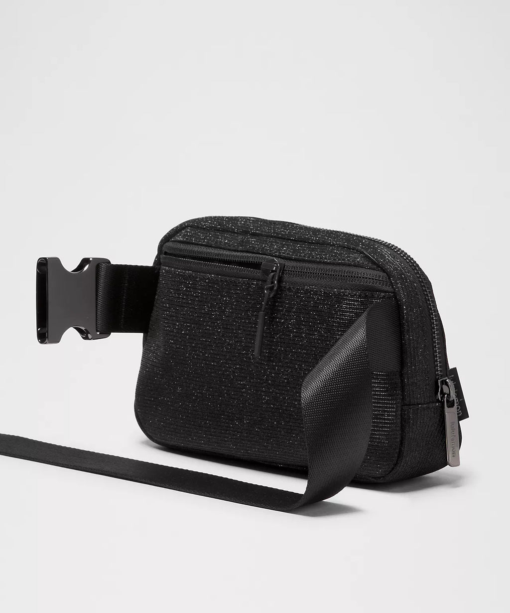 Lululemon Everywhere Belt Bag 1L
Glitter (Black/Gunmetal)