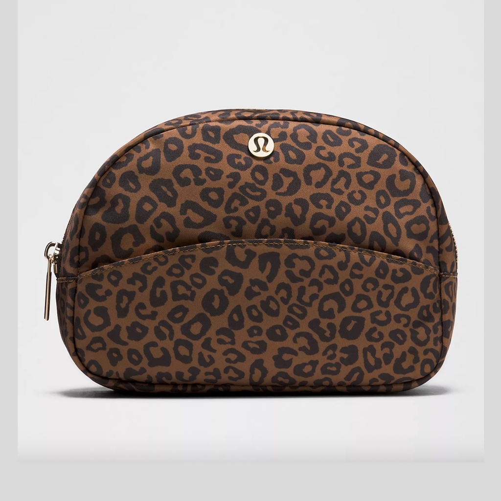 Lululemon City Essentials Pouch 4L - Leopardo Shift Midi Desert Khaki Multi/Night Brown/Gold