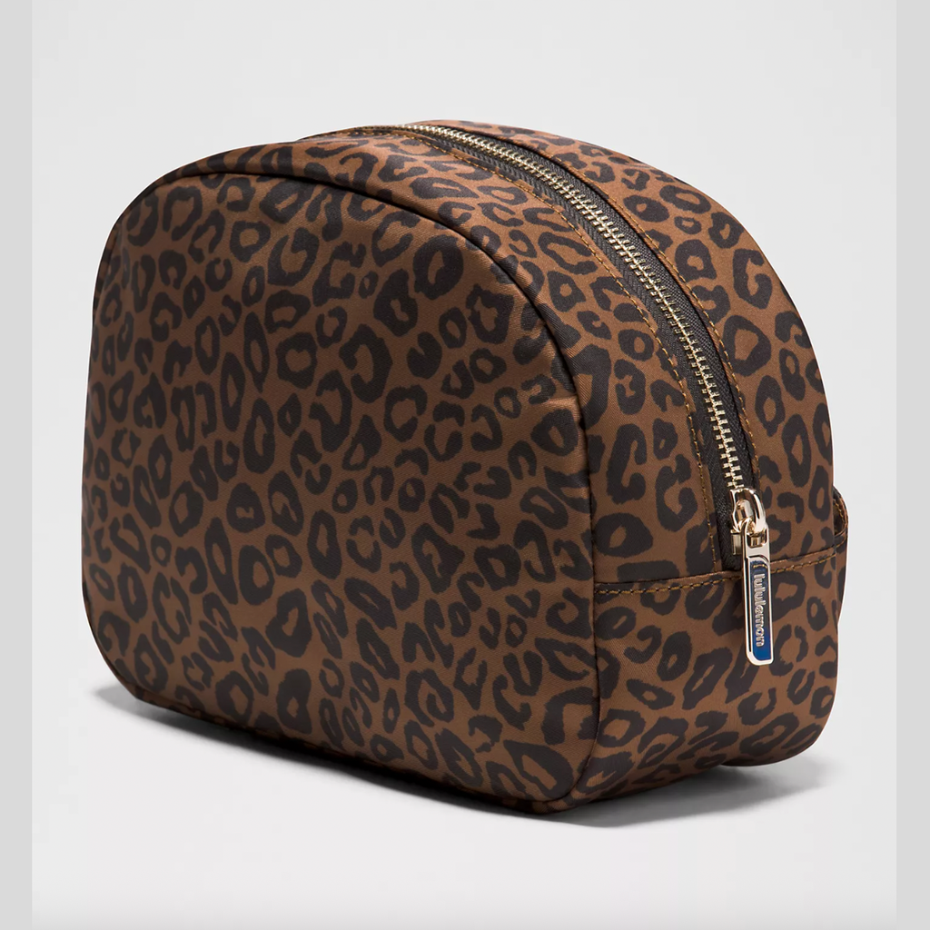 Lululemon City Essentials Pouch 4L - Leopardo Shift Midi Desert Khaki Multi/Night Brown/Gold